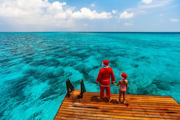 Papai Noel e menina — Fotografia de Stock