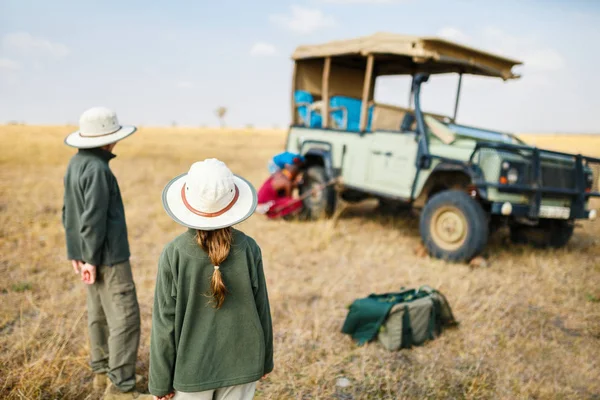 Kinder auf Safari-Pirsch — Stockfoto