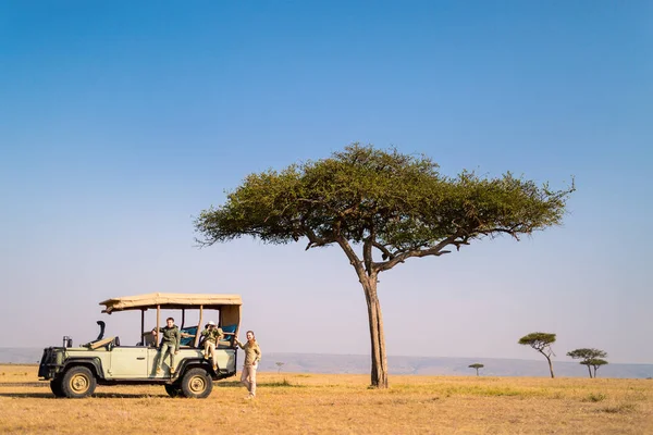 Mor och barn på afrikansk safari — Stockfoto