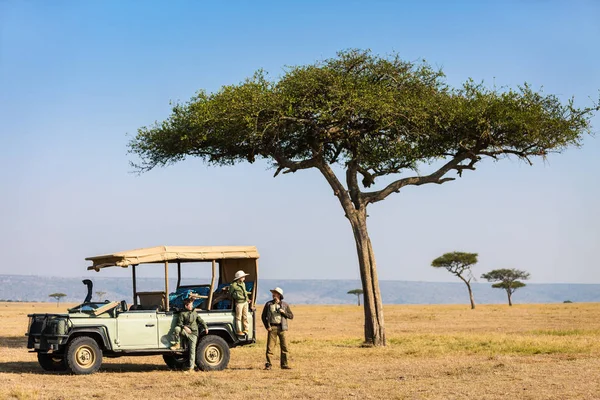 Familj på afrikansk safari — Stockfoto