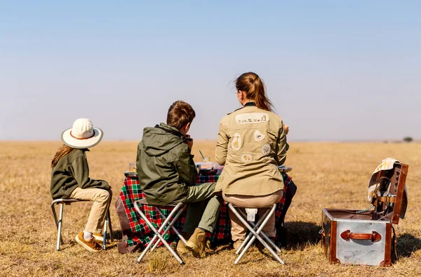 Familj safari frukost — Stockfoto