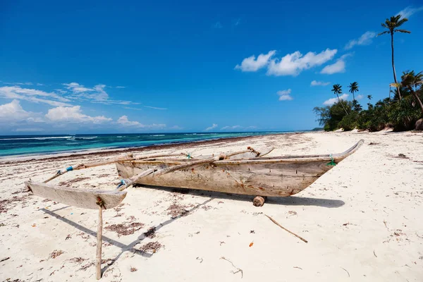 Barco de pesca na praia tropical — Fotografia de Stock