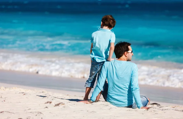 父亲和儿子在海滩上 — 图库照片
