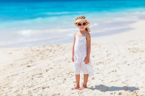 Bedårande liten flicka på stranden — Stockfoto