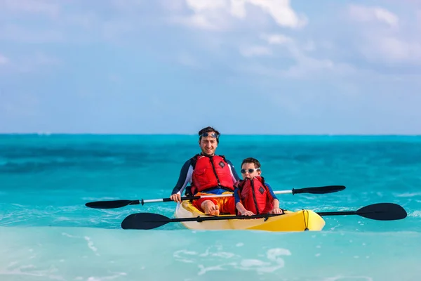 Pai e filho caiaque — Fotografia de Stock