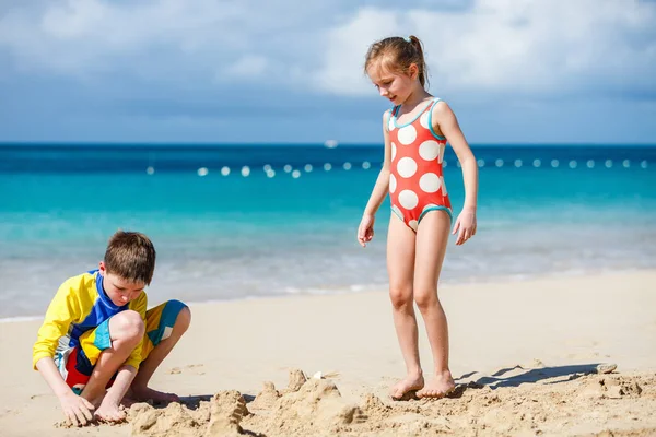 Dzieci, zabawy na plaży — Zdjęcie stockowe