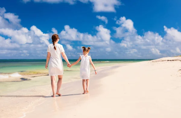 Mãe e filha na praia — Fotografia de Stock