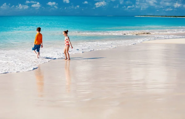 Les enfants s'amusent à la plage — Photo