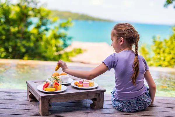 Kleines Mädchen isst Süßigkeiten — Stockfoto