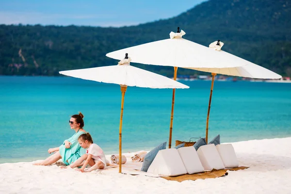 Mutter und Tochter am Strand — Stockfoto