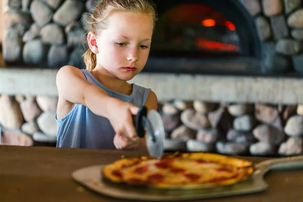 Petite fille manger de la pizza — Photo