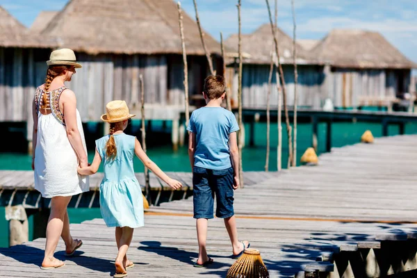 Famiglia in vacanza estiva — Foto Stock