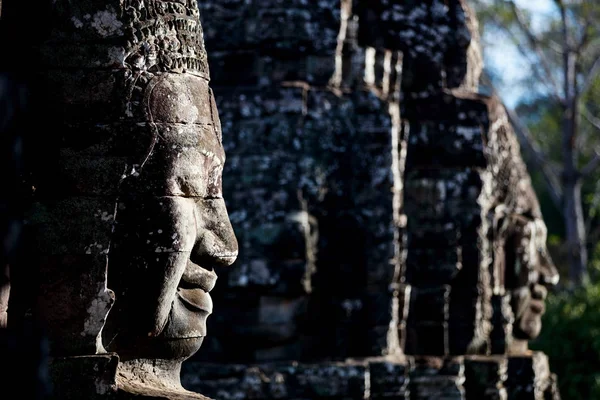 Visages de l'ancien temple Bayon — Photo