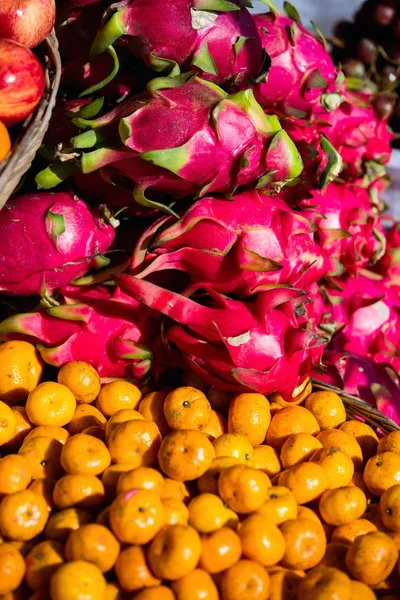 Frutas en el mercado para la venta — Foto de Stock