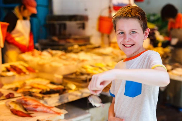 Teenage boy at market — Stock Photo, Image