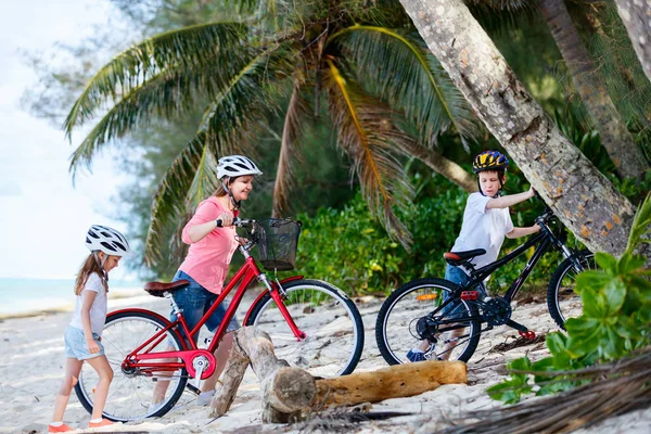 母と息子のビーチで自転車 — ストック写真