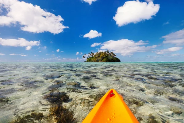 Kajakpaddling på tropiska ocean — Stockfoto