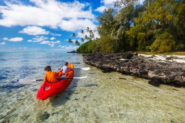 Kinderen in oceaan kajakken — Stockfoto