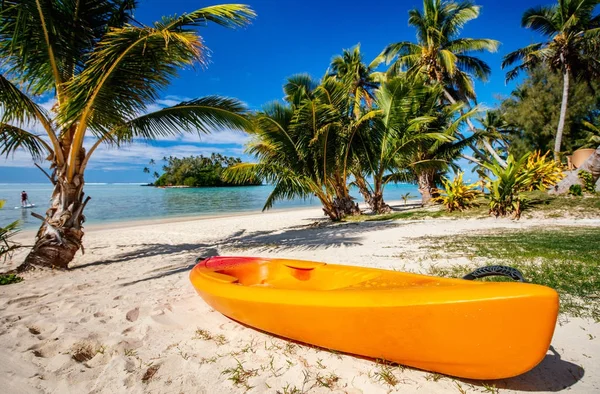 Färgglada kajak på tropical beach — Stockfoto