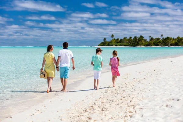 Familjen på en tropisk strandsemester — Stockfoto
