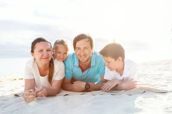Сім'я на тропічному пляжі відпочинок — стокове фото