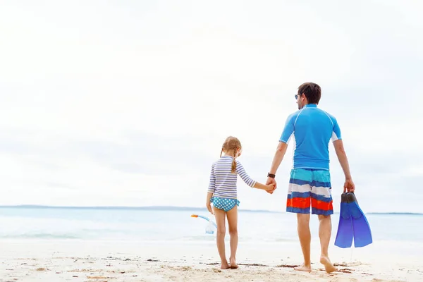 Far och dotter på stranden — Stockfoto