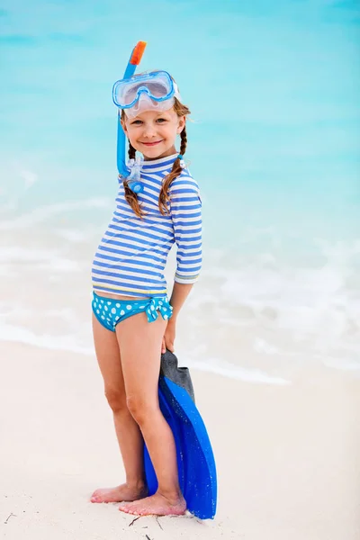 Adorable niña en la playa — Foto de Stock