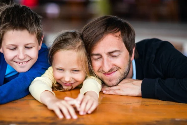 Pai e dois filhos — Fotografia de Stock