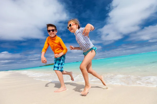 Barnen har roligt på stranden — Stockfoto