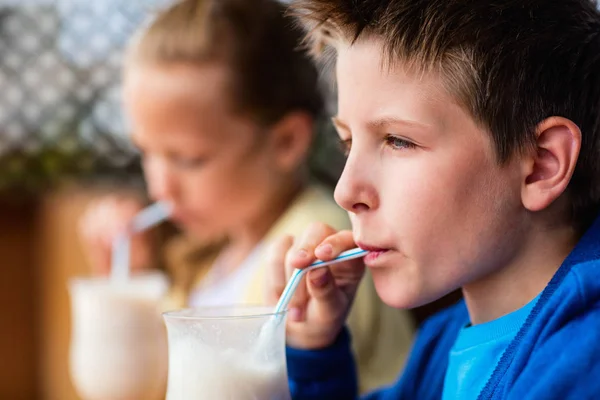 Kinderen drinken milkshakes — Stockfoto