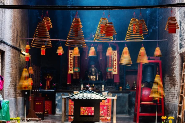 Kreisförmige Räucherstäbchen im chinesischen Tempel — Stockfoto