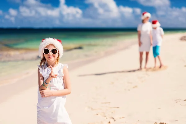 Familjen på stranden på jul — Stockfoto