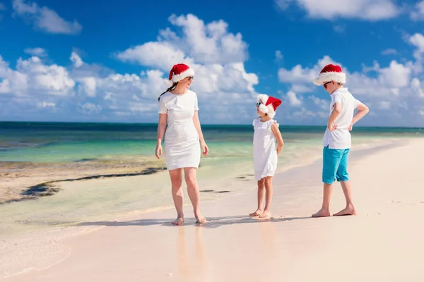 Семья на пляже на Рождество — стоковое фото