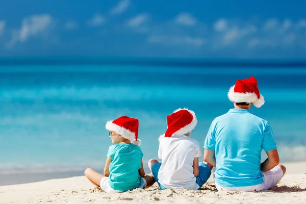 Padre con bambini in spiaggia a Natale — Foto Stock