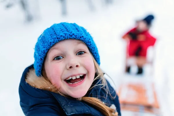 Дети на улице зимой — стоковое фото