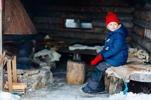 Niño al aire libre en invierno —  Fotos de Stock