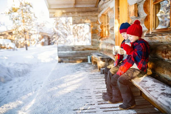 Bambini che bevono cioccolata calda — Foto Stock