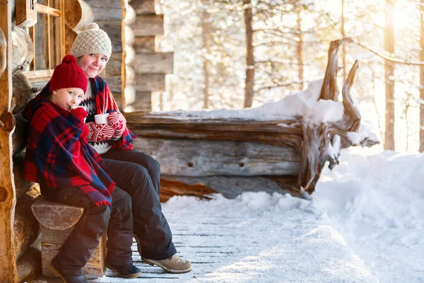 Mother and daughter outdoors on winter — Stock Photo, Image