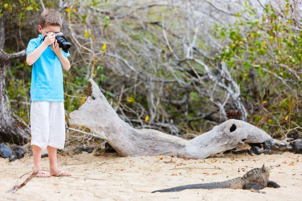 Genç doğa fotoğrafçısı — Stok fotoğraf