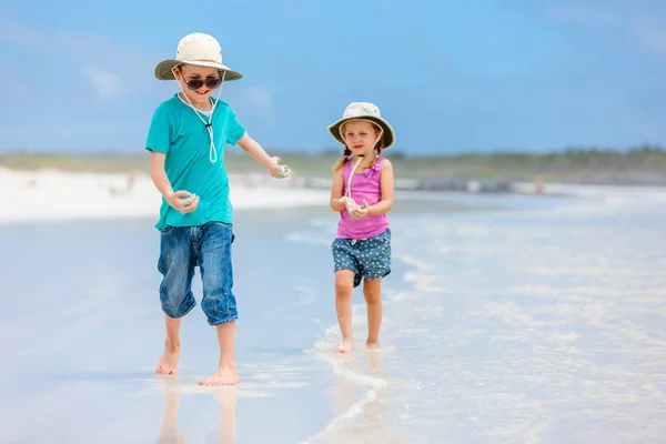 Enfants courant à la plage — Photo