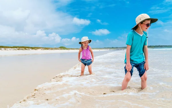 Dzieci biegają na plaży — Zdjęcie stockowe