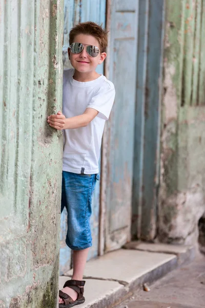 Kleine jongen buiten in havana stad — Stockfoto