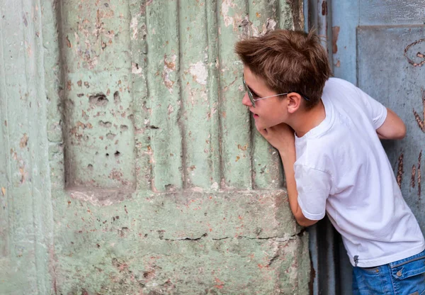 ハバナ市で小さな男の子の屋外 — ストック写真