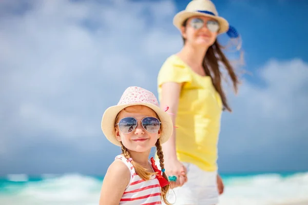 Мать и дочь на пляже — стоковое фото