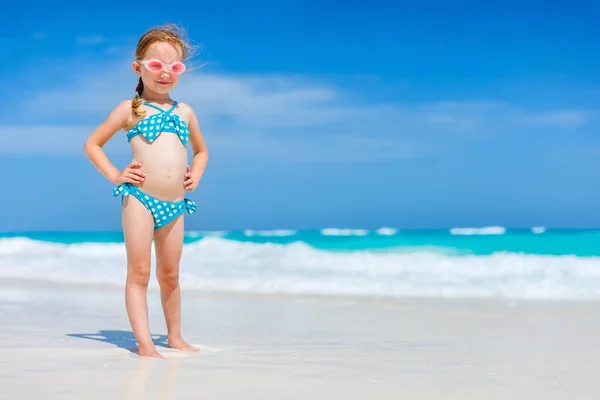 Schattig klein meisje op strand — Stockfoto