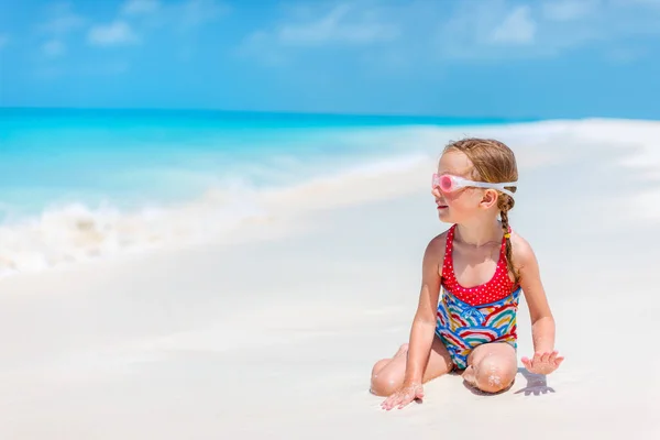 Söt liten flicka på stranden — Stockfoto