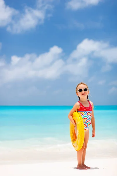 Słodkie dziewczynki na plaży — Zdjęcie stockowe