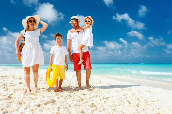 Familie auf einem tropischen Strandurlaub — Stockfoto