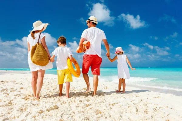 Família na praia tropical — Fotografia de Stock