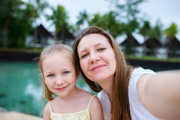 Mãe e filha selfie — Fotografia de Stock